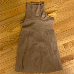 Sleeveless turtleneck